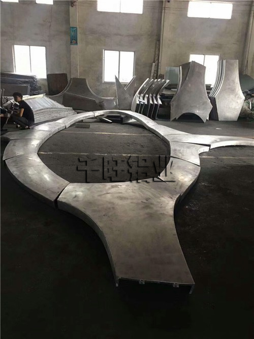 新郑雕花铝单板制造商什么牌子好？怎么样选择上乘雕花铝单板